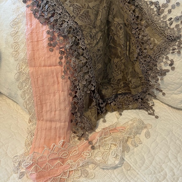 Bundle of two lace trimmed scarves - Picture 4 of 5